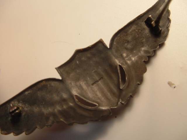 WW1 Sterling Pilot Wing with attached device? What is it? - WING BADGES ...