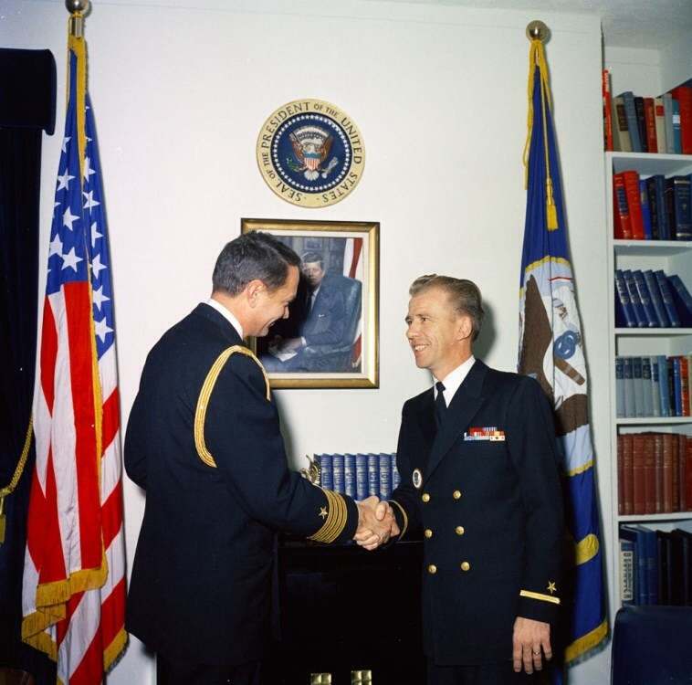 White House Service Badge worn by an unknown person - BADGES, AWARDS