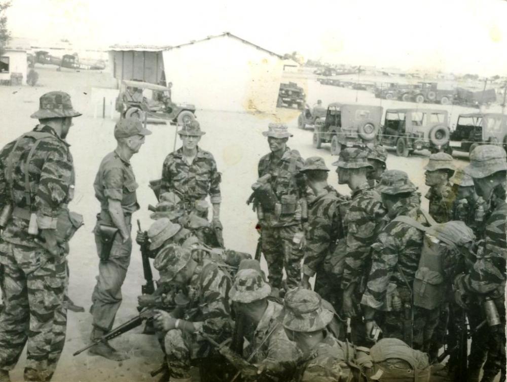 Vietnam US Army 101st Airborne LRRP Troops wearing Tiger Stripe ...