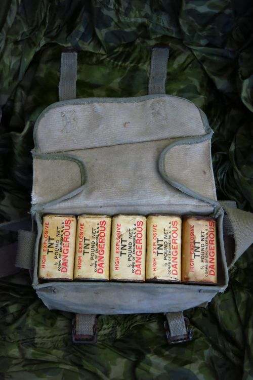 T311. 1956 DATED AIRBORNE DEMOLITION BAG - B & B Militaria