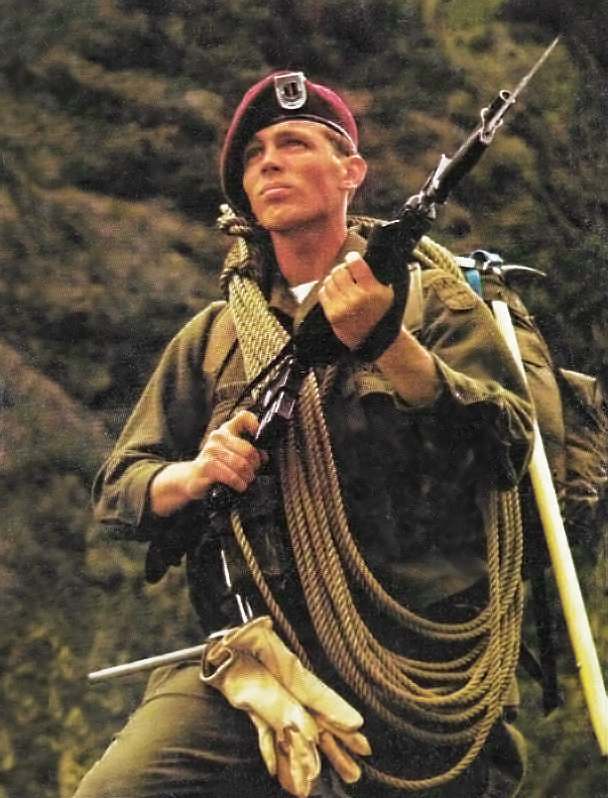 - blue, Forum U.S. green, Page Militaria - maroon, tan... UNIFORMS US black, 22 Army berets - -